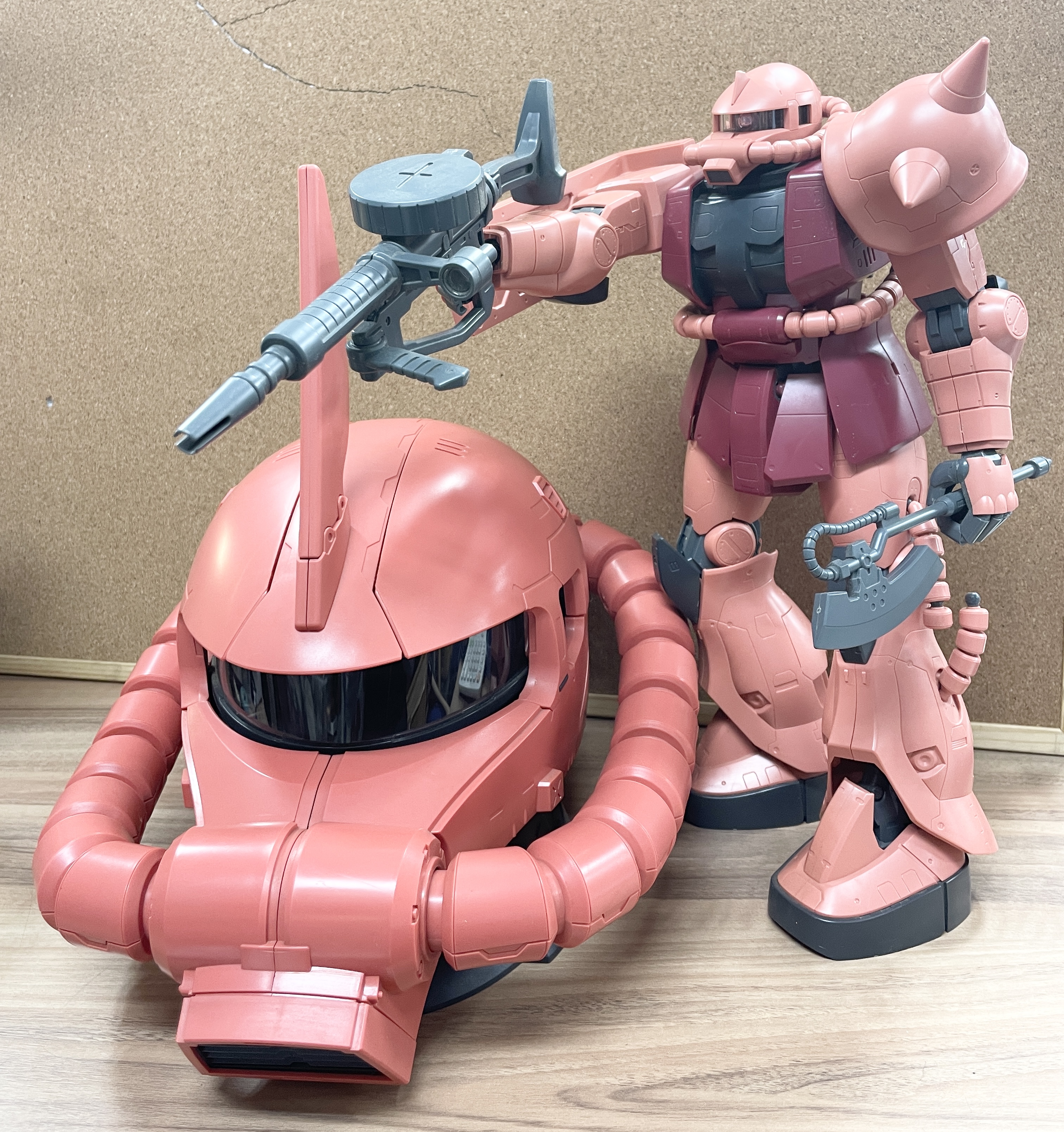 シャア専用ザクアイテム2点買取しました! 元々携帯電話の充電器のザクヘッドですがインテリアでもいい雰囲気です。 1/48スケールのメガサイズフィギュアも!のイメージ